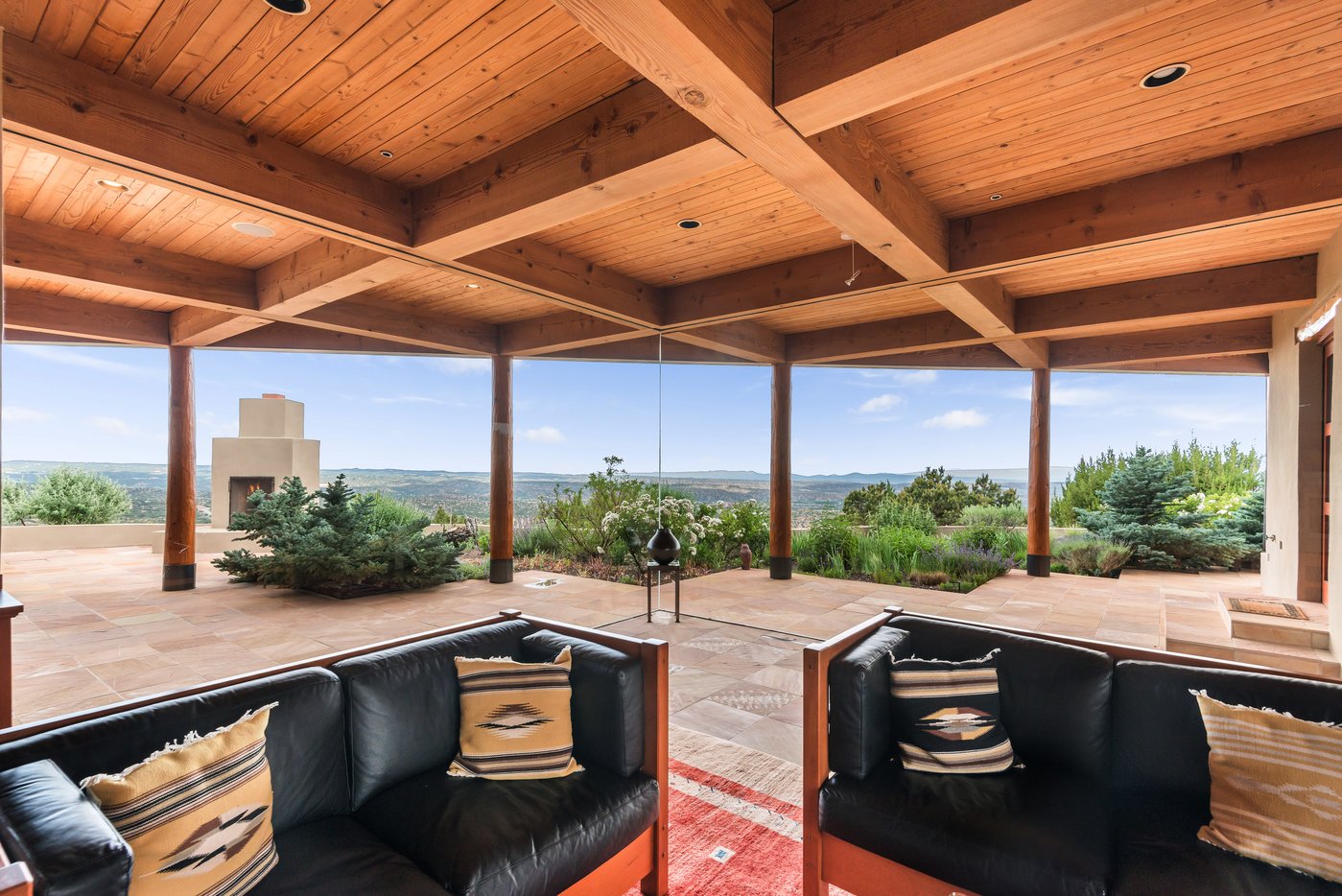 Living room ceiling extending out as portale 