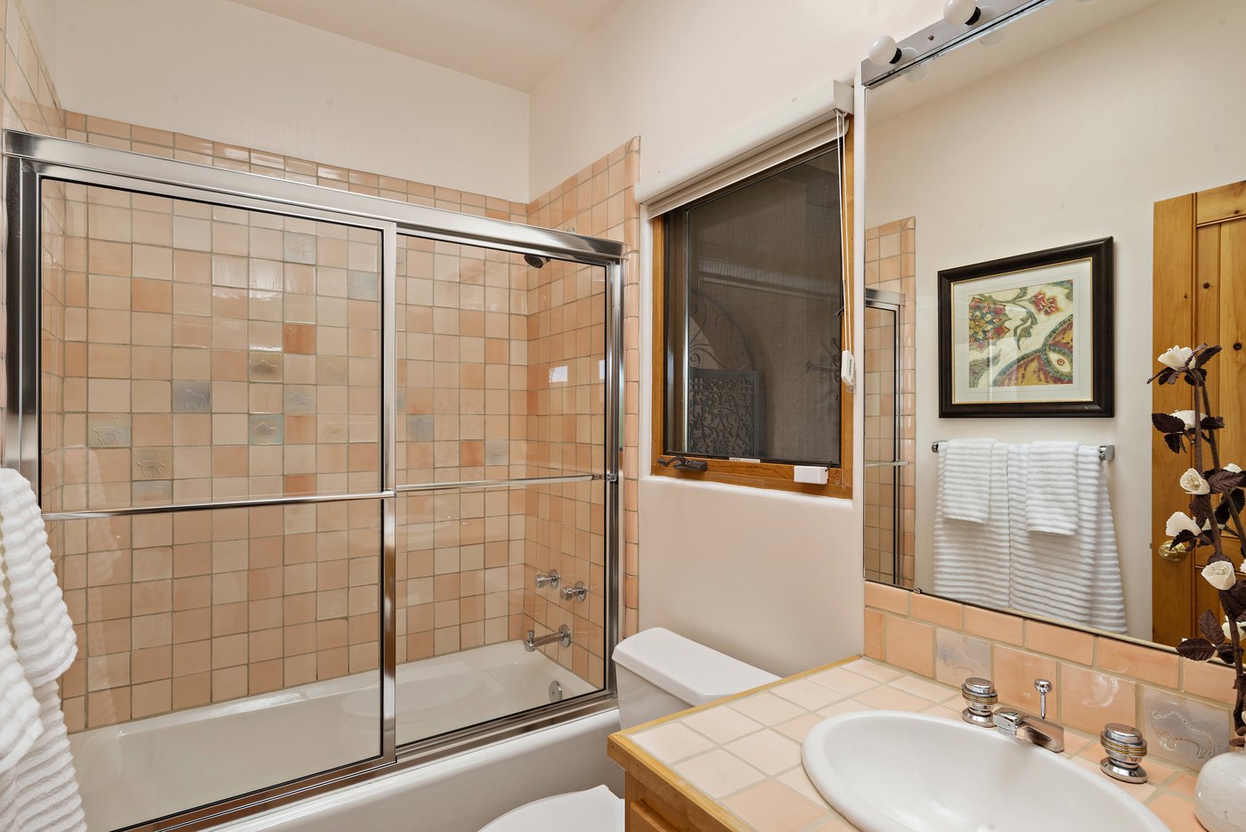 Full en suite bath in guest room #1