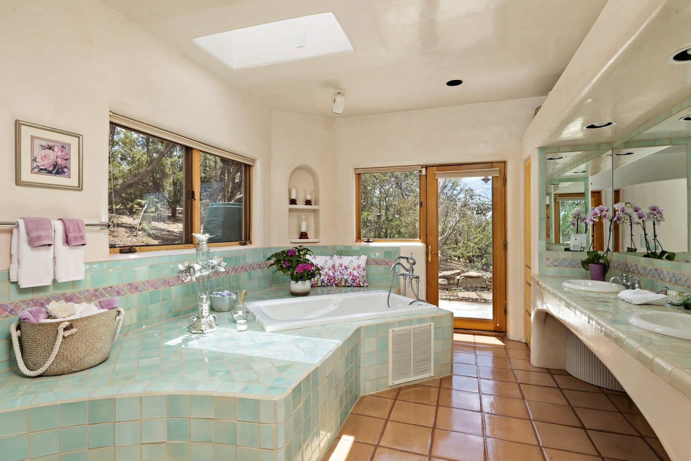 En suite master bath with jetted soaking tub